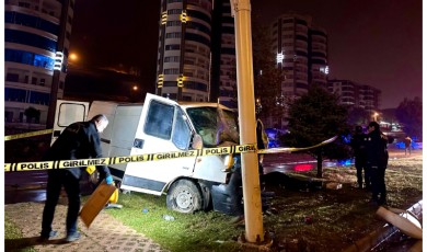 Alkol Şişeleriyle Gece Yolu: 18 Yaşındaki Sürücü Trambüs Direğine Çarpıp Can Verdi