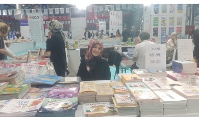 Ayşe Hale'den Kitap Okuyan Gençlere Kritik Uyarı: "Yanlış Mesaj Veren Eserlerden Uzak Durun"