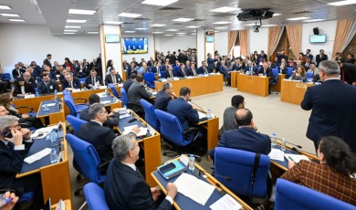 Bakan Tunç ve CHP'li Ağbaba Arasında 'Beyaz Toros' Polemiği: Tarihi Sembol Tartışması Komisyonu Gerdi