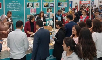 Gül Kaçar, Malatya Kitap Fuarı'nda Kitapseverlerle Buluştu: 'Unutulmuş Ruhlar Ülkesi' Hayran Bıraktı