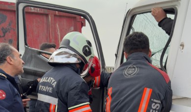 Kuzey Kuşak Çevreyolu'nda İki Kamyonet Çarpıştı! Kurtarma Ekipleri Harekete Geçti