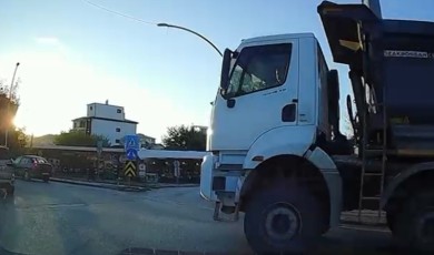 Malatya Trafiğinde Dehşet: Hafriyat Kamyonu Kuralları Çiğnedi, Kamyon ve Sürücü Arasında Ölüm Kapanı...