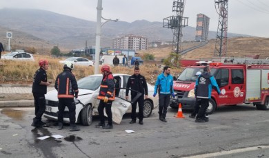 Malatya TÜVTÜRK Kavşağı'nda Kaza! 2 Yaralı Hastaneye Kaldırıldı