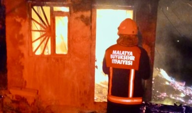 Malatya'da Güzelyurt Mahallesi'nde Yangın Çıktı, İtfaiye Zor Anlar Yaşadı!