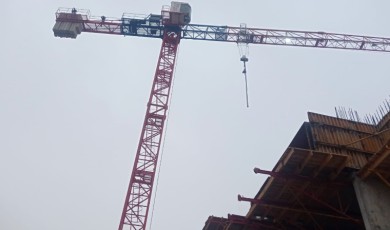 Malatya’da İnşaat Krizi: 3 Aydır Parasını Alamayan İşçiler Vincin Tepesine Çıktı