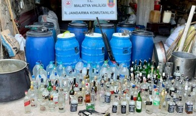 Malatya’da Kaçak Alkol Operasyonu: 1.230 Litre Rakı ve Silah Ele Geçirildi!