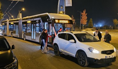 Malatya'da Trafik Terörü! Öfkeli Sürücü Trambüsün Önünü Kesti, Yolcular Çileden Çıktı!