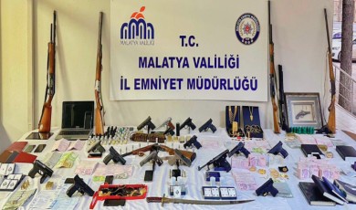 Rüşvet Çarkı Deşifre Oldu: Kasalar Dolusu Para Ve Ruhsatsız Silahlar Ortaya Çıktı