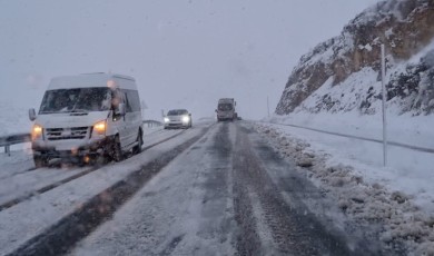 Yoğun Kar Yağışı Başladı: Kubbe Dağı Yolunda Ekipler Zorlu Mesaiye Başladı