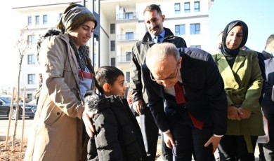 Depremzedelerin Yeni Yuvasında İlk İnceleme: Vali Yavuz, TOKİ Mağdurlarıyla Bir Araya Geldi