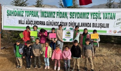 Doğanşehir'de Geleceğin Nefesi Toprakla Buluştu: Kaymakam Öğrencilerle Fidan Dikti