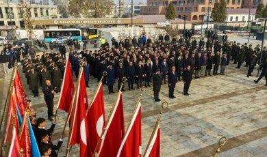 İkinci Cumhurbaşkanı İsmet İnönü İçin Memleketinde Saygı Duruşu