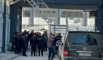 Kayısıcı Dükkanında Kanlı Hesaplaşma: İki Kişi Bacaklarından Yaralandı