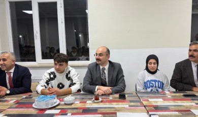 Kaymakam Ahmet Fatih Sungur Gençlerin Sofrasına Konuk Olup Gelecek Hedeflerini Dinledi