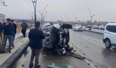 Kırmızı Işıkta Geçen Genç Sürücü Zincirleme Kazaya Yol Açtı: 5 Yaralı