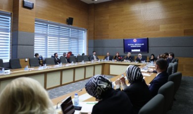 Kritik Düzenleme Yolda: Sosyal Ağlara 'Gerçek Yaş Doğrulama' Şartı Geliyor