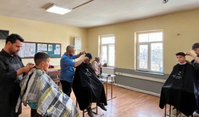 Levent Mahallesi’nde 80 Öğrenciye Hem Tıraş Hem Kırtasiye Desteği Verildi