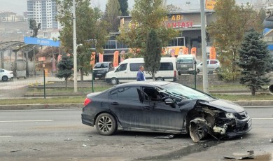 Malatya City Kavşağı'nda Kaza! Belediye Aracına Çarpan Otomobil Hasar Aldı!