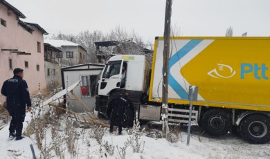 Malatya Kayseri Karayolunda Korkutan Kaza! PTT Aracı Yoldan Çıktı
