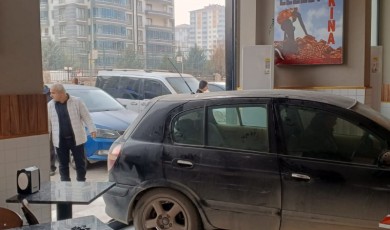 Malatya'da Direksiyon Hakimiyetini Kaybeden Sürücü Otomobiliyle Dönerciye Daldı