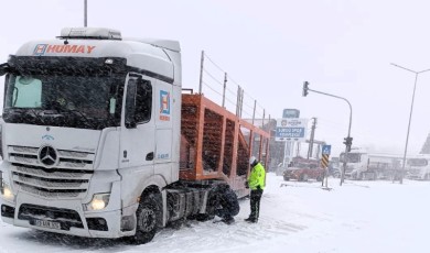 Sürgü Mevkiinde Kar Geçit Vermiyor: Malatya Adıyaman Yolu Trafiğe Kapatıldı