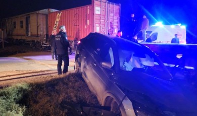 Trenin Çarptığı Otomobilde Dehşet Anları: Sürücü ve 4 Yolcu Kurtuldu