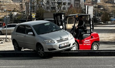 Yeşilçam Caddesi’nde Şaşırtan Görüntü: Sürücü Refüjü Fark Edemeyince Üstüne Çıktı