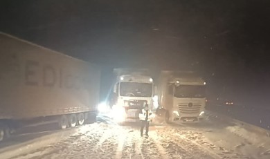 Yoğun Kar Yağışı Yolda Bütün Türkiye’yi Zorluyor: Karayolları 7/24 Çalışacak!