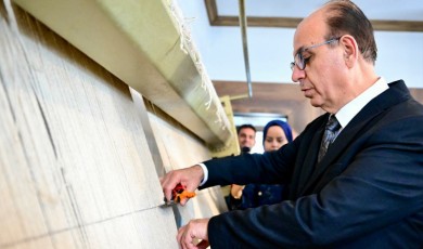 Başkan İlhan Geçit Halı Tezgahının Başına Geçti! Geleneksel Sanatlar Geleceğe Taşınıyor