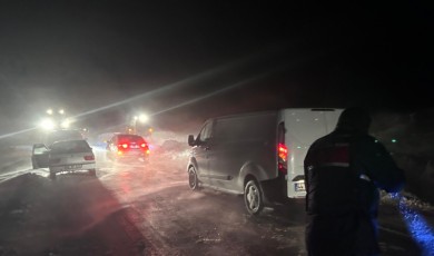 Çelikhan-Doğanşehir Yolu Kardan Kapandı: Ekipler Zamanla Yarıştı