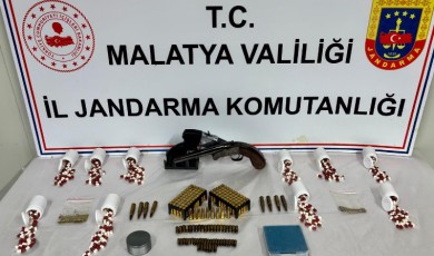 Cephanelik Gibi Evden Uyuşturucu ve Çok Sayıda Silah Çıktı