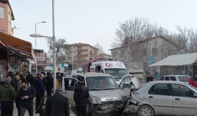 Dilek Mahallesindeki Trafik Kazasında İki Araç Arasında Kalan Şahıs Yaralandı