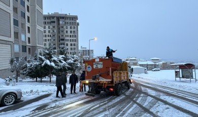 Ekipler Kar Yağışına Karşı Malatya Sokaklarında Çalışıyor
