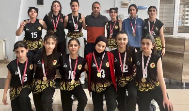 Malatya Gazi Ortaokulu Kahramanmaraş’ta Rakiplerine Set Vermeden Şampiyon Oldu