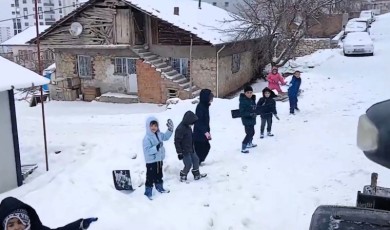 Malatyalı Çocuklar Eğlenceleri Bozulmasın Diye İş Makinesine Geçit Vermedi