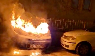 Park Halindeki Hafif Ticari Araç Alevlere Teslim Oldu