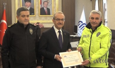 Trafik Polisi Cengiz Yiğit'e Vali Seddar Yavuz'dan Anlamlı Ödül