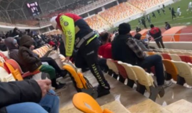 Trafik Polisinin Üşüyen Minik Taraftara Yaptığı Hareket Statta Alkış Topladı