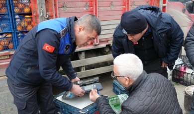 Zabıta Ekiplerinden Semt Pazarlarında Sıkı Markaj! Ölçü ve Tartı Aletleri Mercek Altında
