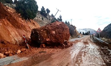 Adıyaman–Nurhak Karayolunda Toprak Kayması Ulaşımı Aksattı