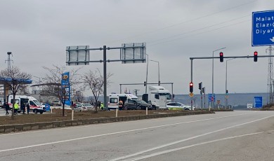 Akçadağ’da Kavşak Yakınında İki Araç Birbirine Girdi