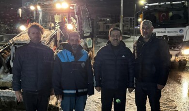 Başkan Taşkın Karlı Gecede Ekipleri Yalnız Bırakmadı