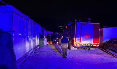 Battalgazi’de Elektrik Kontağı Paniğe Yol Açtı: Konteyner Kentte Alevler Yükseldi
