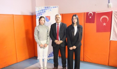 Biri Sporcu Diğeri Hakem: İkiz Kardeşlerin Eskrim Aşkı Engel Tanımıyor