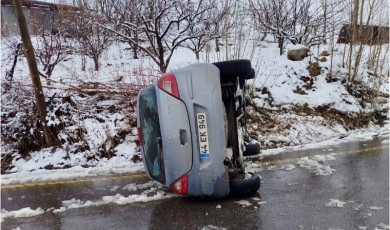 Doğanşehir’de Kar Yağışı Sonrası Kontrolden Çıkan Araç Yan Yattı