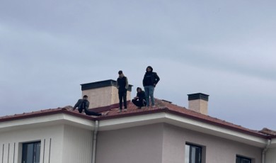 Emeklerinin Karşılığını Alamayan İşçiler Seslerini Çatıdan Duyurdu