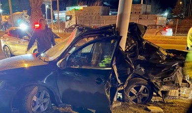 Malatya'da Otomobil Trambüs Direğine Ok Gibi Saplandı: Sürücü Araçta Sıkıştı