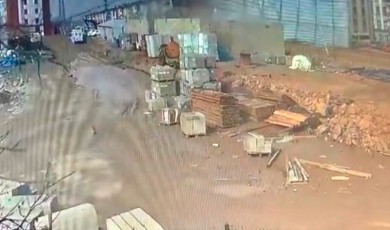 Malatya'da Şiddetli Rüzgar TOKİ Şantiyesindeki Deponun Çatısını Uçurdu