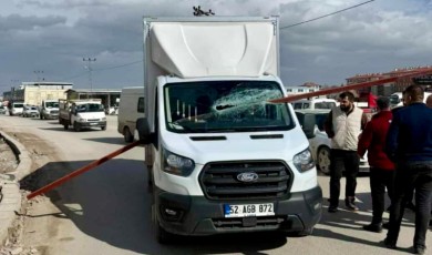 Malatya'da Şiddetli Rüzgarın Savurduğu Demir Parça Araca Ok Gibi Saplandı