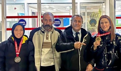 Malatya'nın Altın Kızları Havalimanında Çiçeklerle Karşılandı